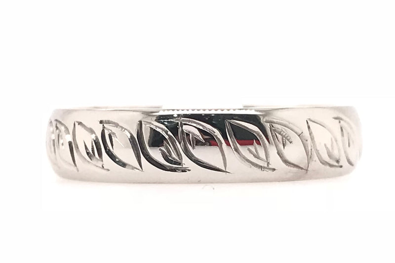 18CT WEDDING BAND WHITE GOLD HAND CRAFTED FEATURING HAND ENGRAVING ALL THE WAY AROUND 5.2MM WIDE
